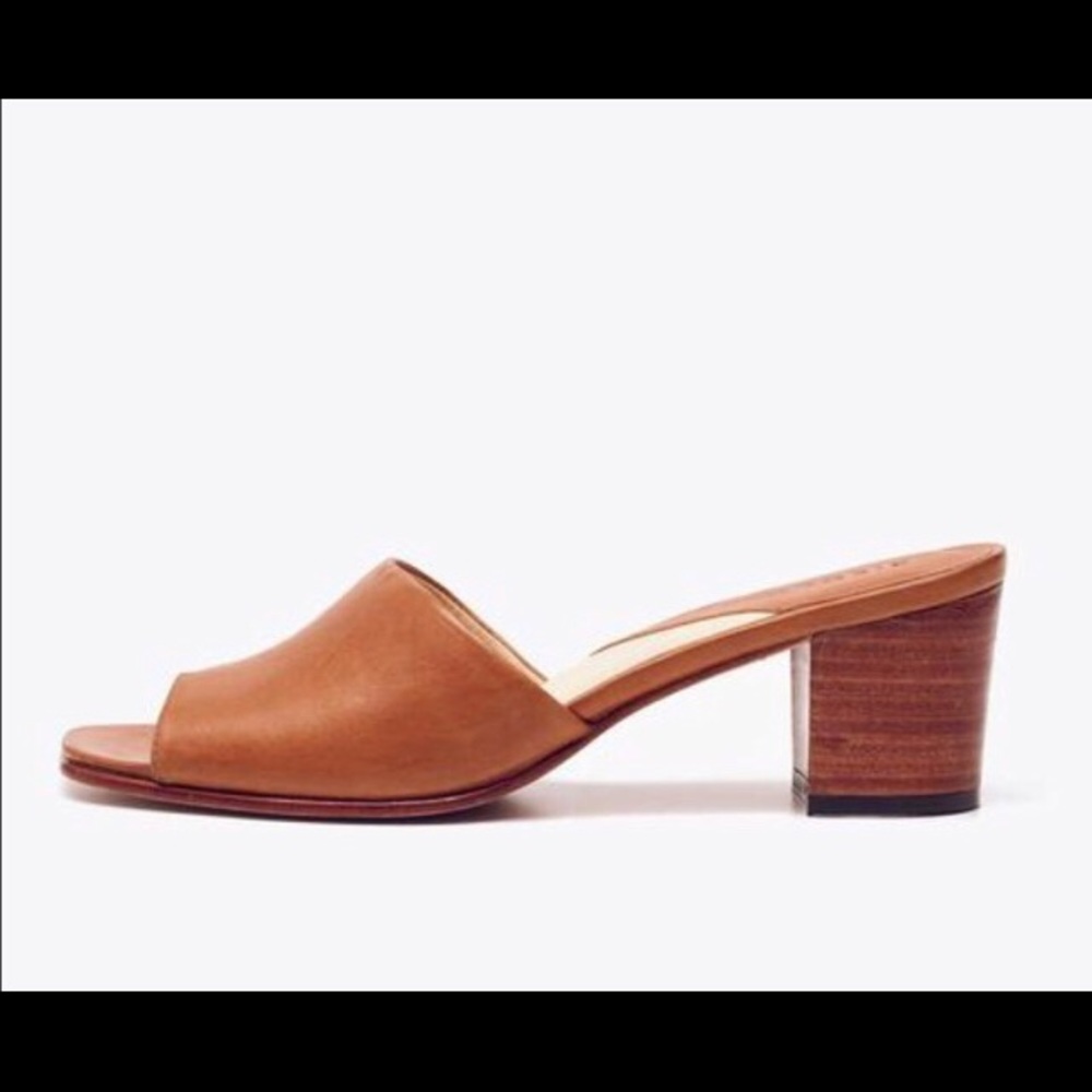 ISO Nisolo Elizabeth Slide, size 6.5 or 7.